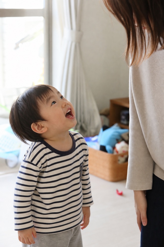 大人に話しかける子ども